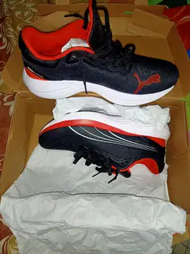 Sepatu joging Puma