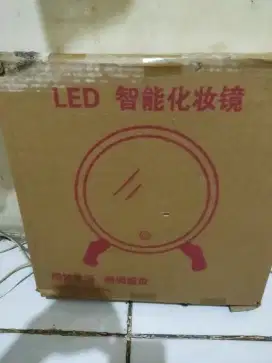 Lampu meja rias