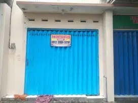 Disewakan Tahunan Kios & Kamar pinggir jalan