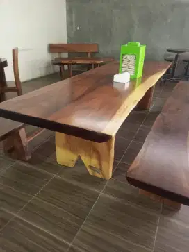 Meja makan kayu trembesi alami