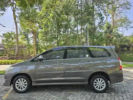 Toyota Innova 2.0 V Luxury (2012)