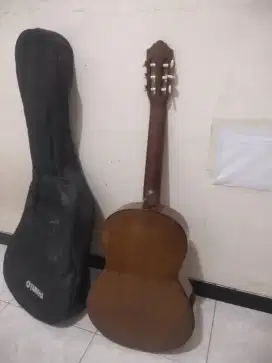 Gitar Akustik Yamaha