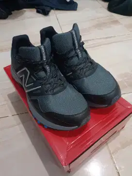 Sepatu NB Trail T410