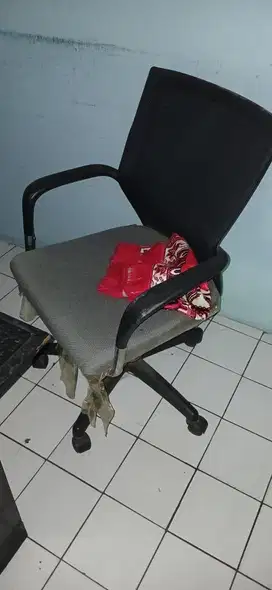 Meja kursi kantor bekas