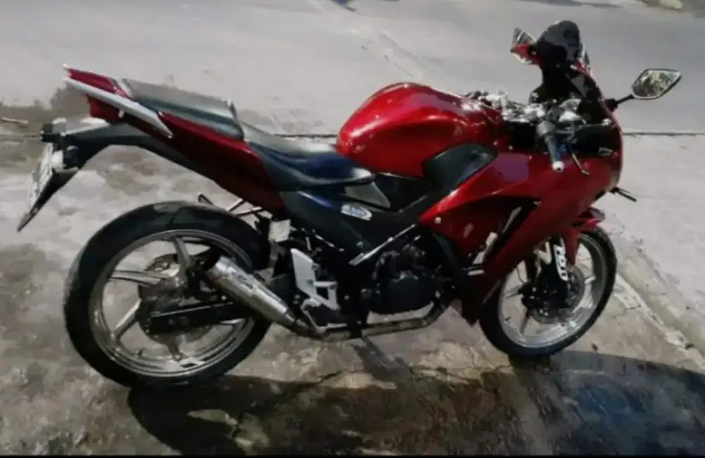 Honda CBR 150R tahun 2015 minus knalpot standar tidak ada