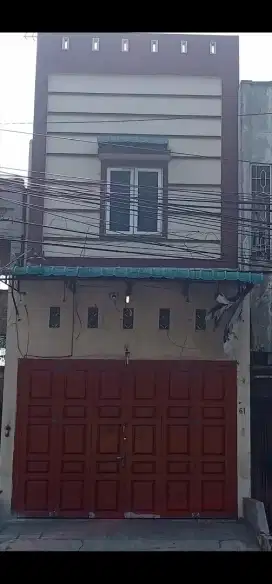 JUAL/SEWA  Ruko 2.5 tgkt di Jl. Yos Sudarso Simp. Titipapan Siap Huni.
