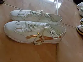 Sepatu putih warior