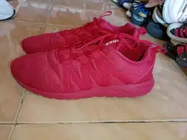 Sepatu merah merek erke