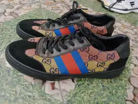 Sepatu Gucci bermotif