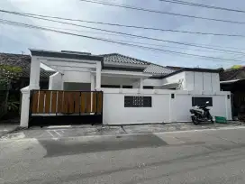 Rumah 100m dr jl Adisumarmo Banyuanyar