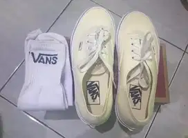 Sepatu Vans Authentic White