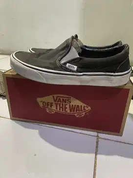 Dijual sepatu Vans size 41 slip on kondisi masih bagus banget