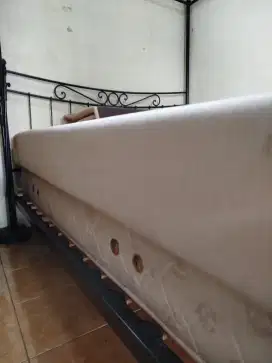 Di jual tempat tidur  besi dan kasur busa