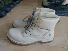 Sepatu boots warna putih