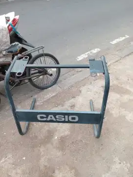 Stand untuk organ casio
