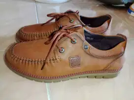 Sepatu kulit pria