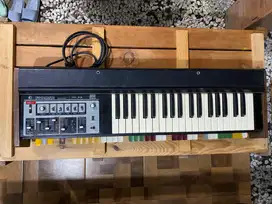 Roland SH2000 vintage Synthesizer