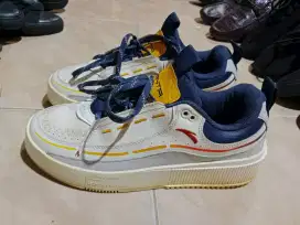 Sepatu sport anta