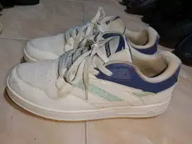 Sepatu anta putih les biru