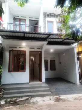 Rumah 2 lantai baru renovasi dalam Cluster dekat St. Jurangmangu