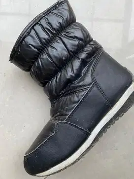 Sepatu boot anak laki