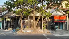 Rumah di samping jalan tengah kota Jombang