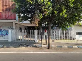 Rumah ada ruang usaha di samping jalan Jombang Kota