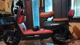 Sepeda listrik U-Winfly Warna hitam merah