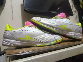 Sepatu futsal metasala