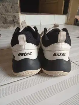 Sepatu basket astec