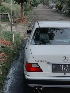 Mercedes-Benz E300 1993 Bensin