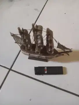 Miniatur kapal pinisi