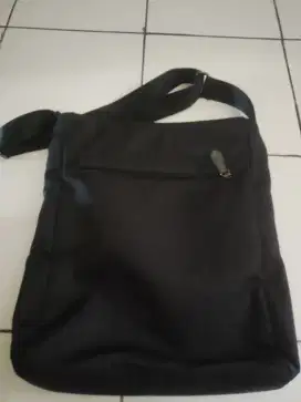 Tas nilon tote warna hitam