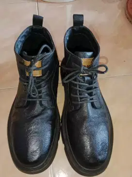 Sepatu boots hitam