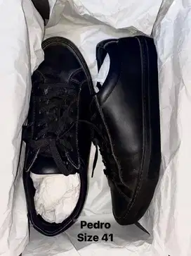 Sepatu hitam, Beli 1 Gratis 1