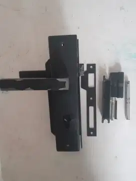 Satu set kunci pintu rumah bagus, lengkap
