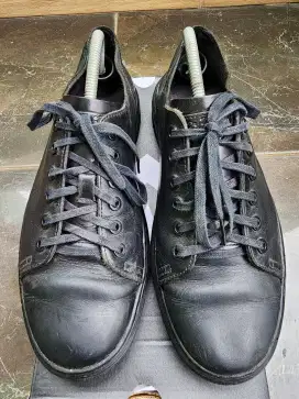 SEPATU DR MARTENS