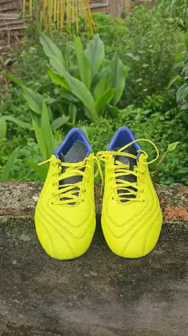 Jual sepatu bola merek specs