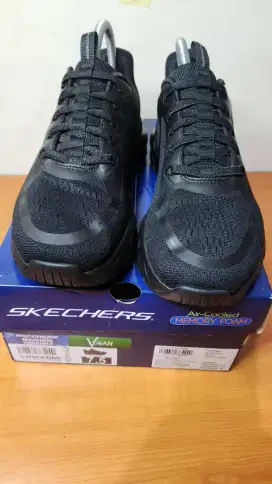 Skecher full black mulus