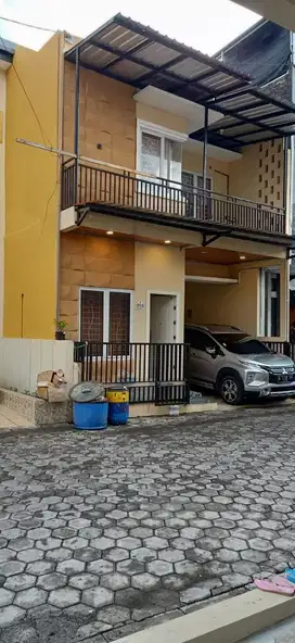 Rumah 2 Lantai di medoho asri