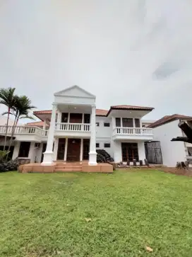 Rumah Pondok Indah tanah luas ada kolam renang strategis di Jl. Utama