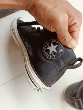 Sepatu Converse kulit