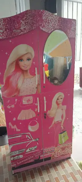 Lemari pakaian barbie