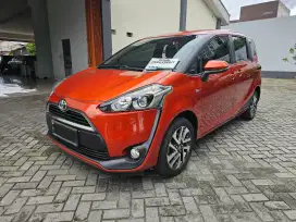 Dijual Toyota Sienta V AT 2017 tgn1 dr baru