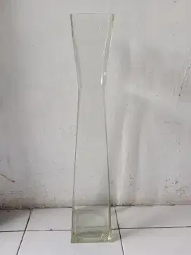 Vas bunga buat di ruang tamu.