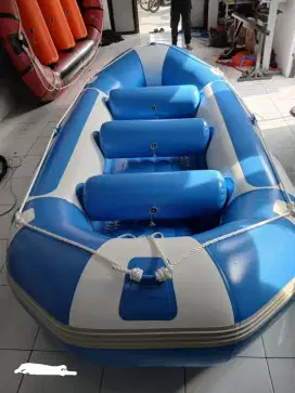 Perahu karet Rafting Biru putih kap 8 orang