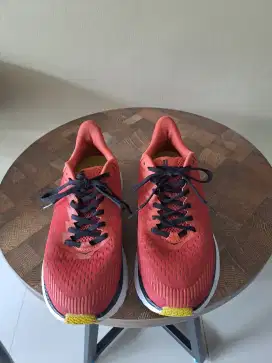 Jual sepatu merek Hoka zise 41,5 harga 700 nego kondisi bagus