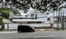 Di Jual Rumah Mewah Lokasi Strategis Pinggir Jalan Utama