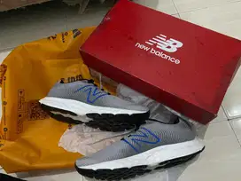 Sepatu running pria New Balance size 42 masih baru jual murah