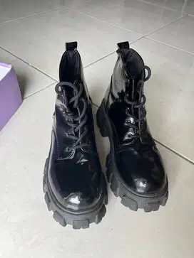 sepatu boots glossy black